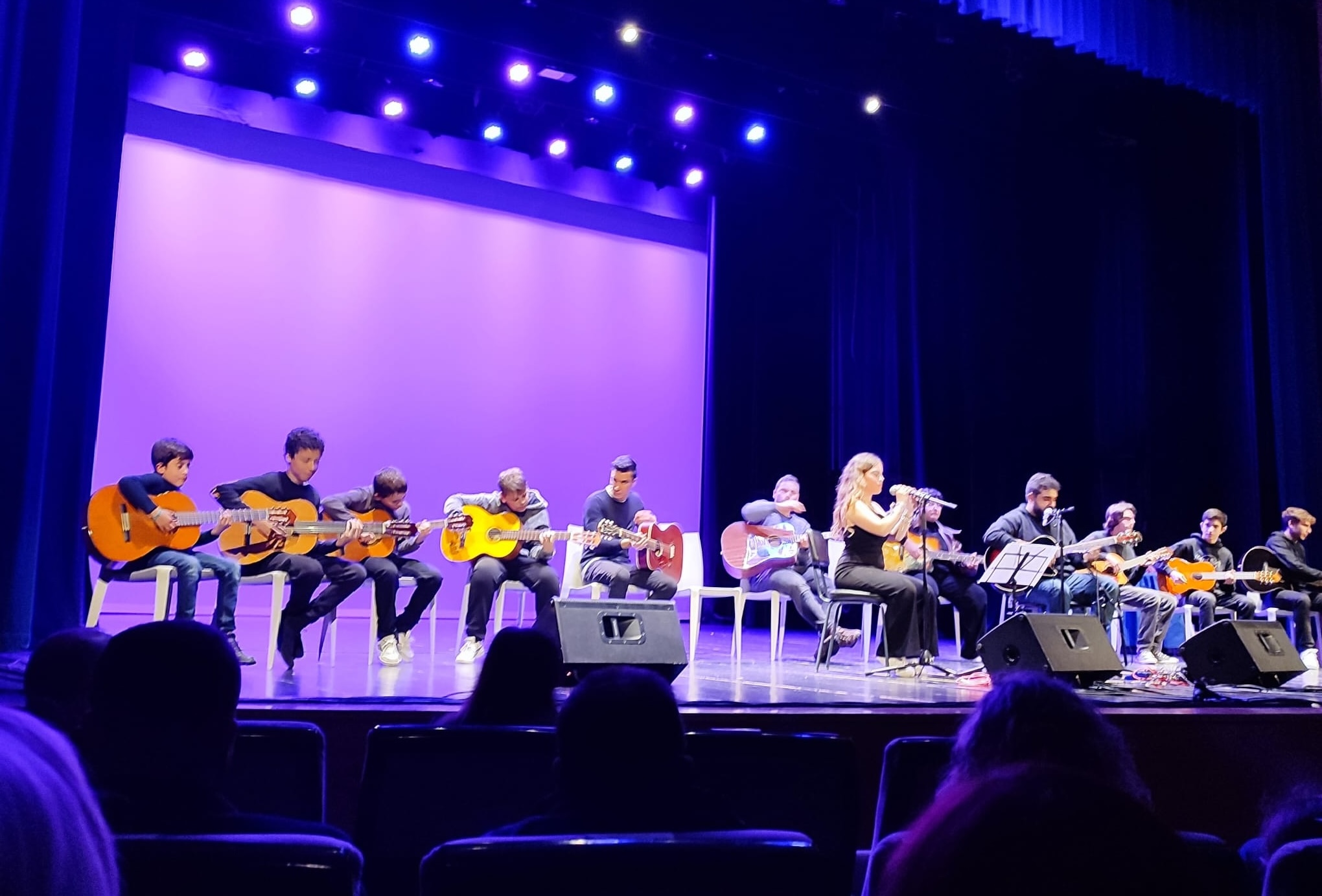 Alunos do Filipe Hanssen se apresentando no Cine-Teatro de Castelo Branco.